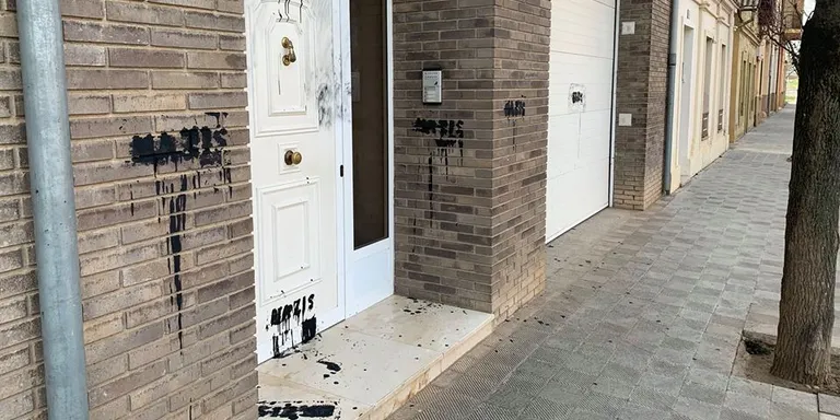 L'alcaldessa de Tremp denuncia a la policia l'aparició de pintades a casa seva