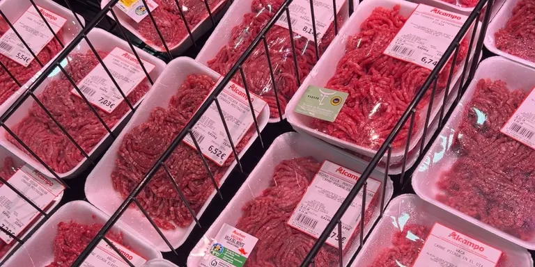 Denuncian en Telde la colocación de comida para mascotas junto a carne para consumo humano en Alcampo