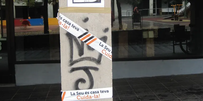 Senyalitzada una pintada en una paret de la plaça del Carmen de la Seu