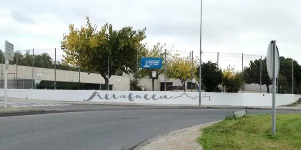 L’altafullenc Orion Leim pinta el mur de l’Escola La Portalada