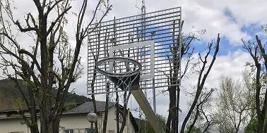 Instal·lades les noves cistelles de bàsquet a la pista de pràctiques de conducció de la Seu