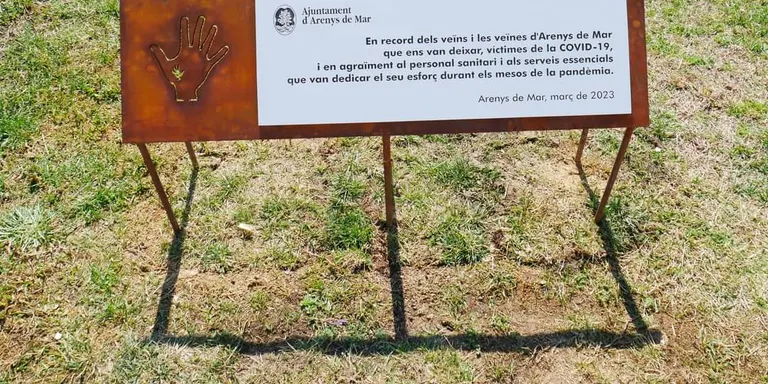 Arenys de Mar recorda les víctimes de la COVID-19