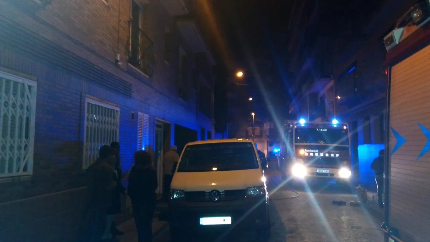 Incendi en un habitatge a Poblenou amb dues persones intoxicades pel fum