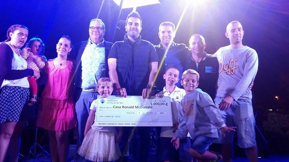 L'Ajuntament fa entrega a la Fundació Ronald McDonald de 5.000 de la venda de les samarretes de Festa Major