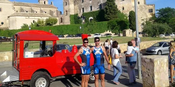 Els bessons Montoro fan parada a Altafulla en la seva aventura de recórrer més de 3.400 km en bicicleta fins a Copenhaguen en un mes i participar allí en un Ironman