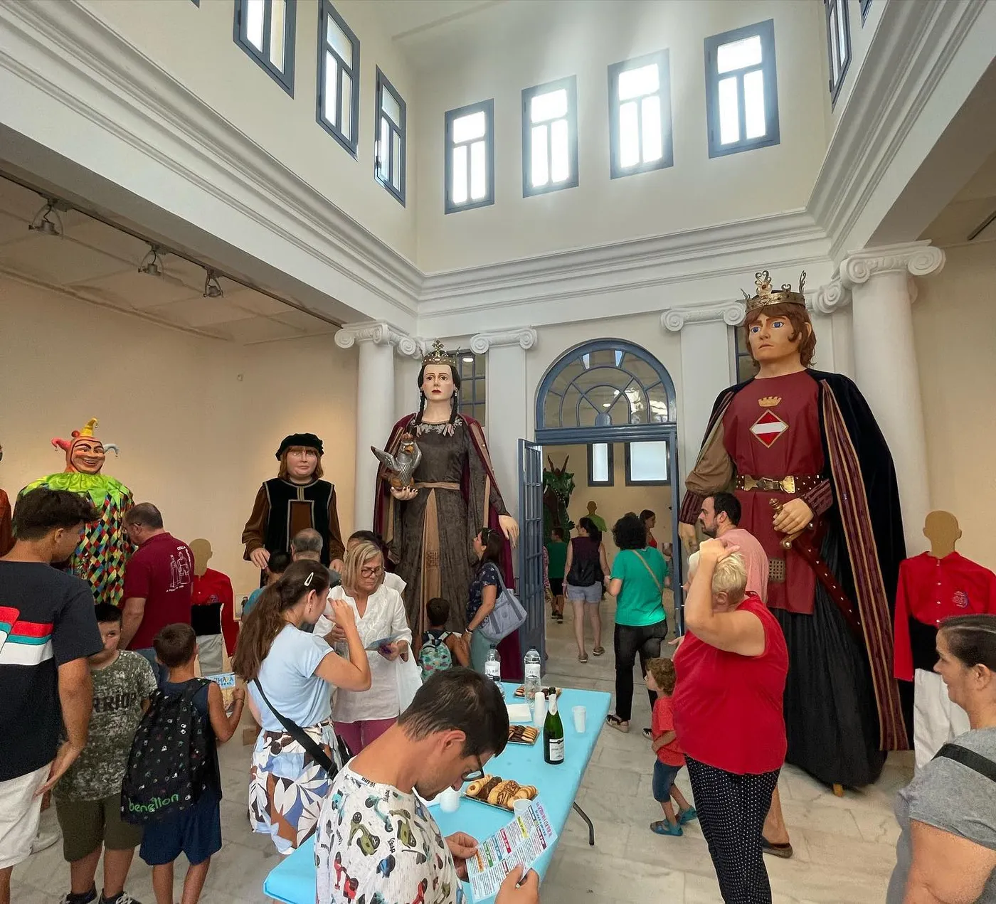 La Setmana Cultural de la Colla Pessigolla escalfa motors amb l’exposició “Els gegants de la festa”