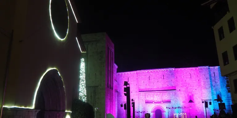 Una cercavila i un espectacle de foc enceten el Món Màgic de les Muntanyes a la Seu d'Urgell
