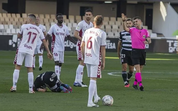 Alberto Benito torna a la titularitat en la derrota de l’Albacete contra el Cartagena (3-1)