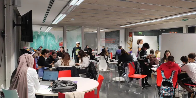 Uns 400 alumnes dels instituts de Cambrils visiten l’Ateneu per conèixer els espais i els seus recursos
