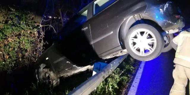 Un vehicle s’enfila a la tanca protectora de la carretera C-1415b entre Caldes i Santa Eulàlia, en un accident sense ferits