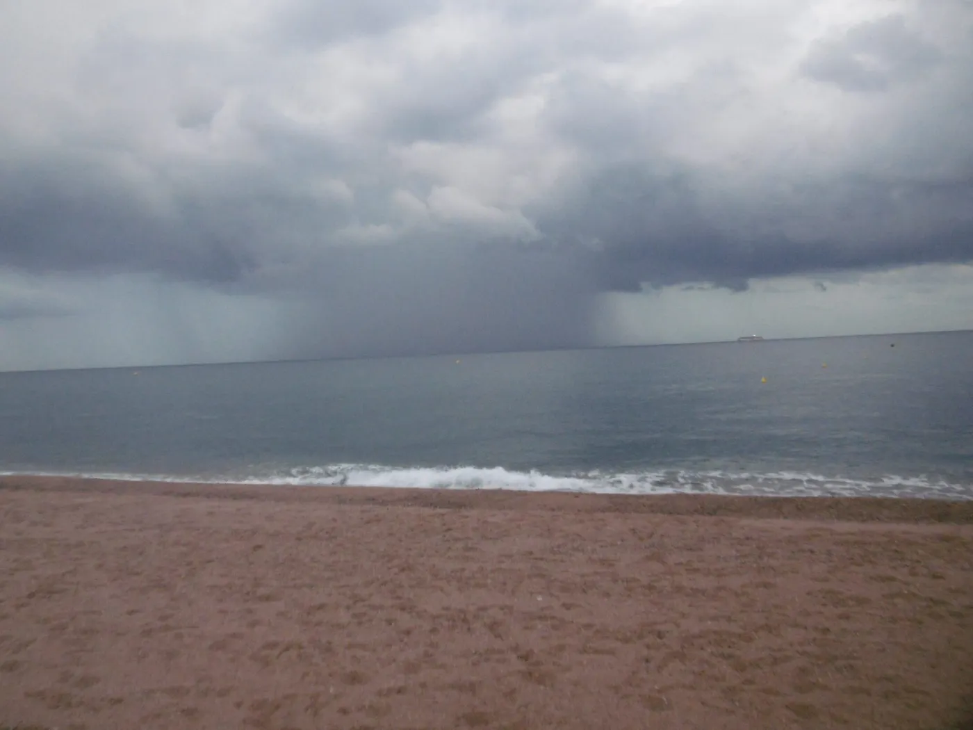 Tarda de divendres amb pluja i cap de setmana de sol