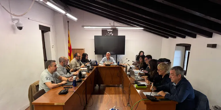El ple aprova, entre altres, la pujada del 3% en l’IBI i la taxa de residus per al 2027