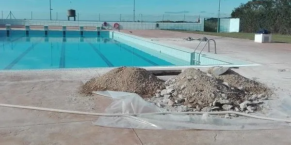 La Brigada d’Altafulla posa a punt la Piscina Municipal per la temporada d’estiu