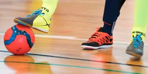 Victòria del futbol, empat del futbol sala i derrotes de l’hoquei i el bàsquet