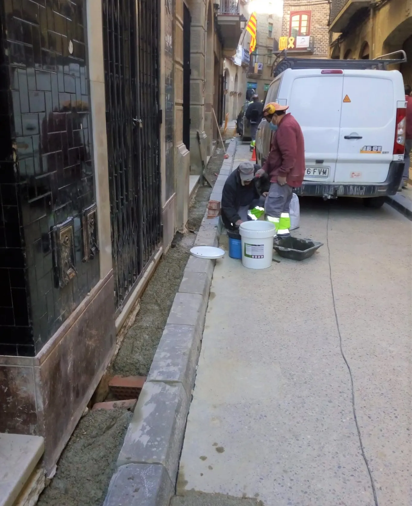 Solsona arranja un tram més de vorera del carrer del Castell