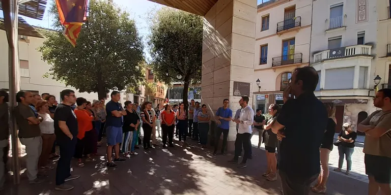 Una trentena de calderins s'han concentrat aquest migdia davant de l'Ajuntament