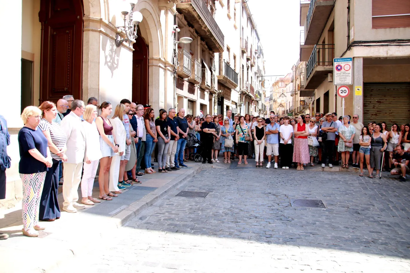 Minut de silenci a Valls en record al menor mort a l’interior d’un vehicle