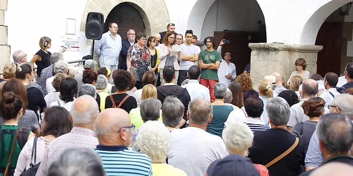 La plaça de l’Ajuntament s’omple per ‘exigir justícia’ i la ‘llibertat immediata’ de Sànchez i Cuixart