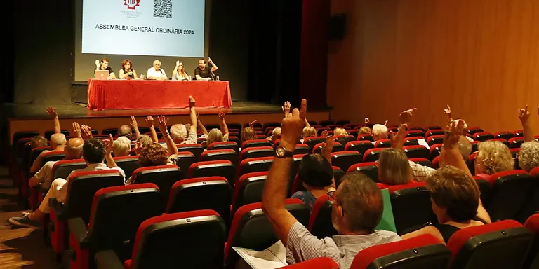 L'assemblea de la Societat Coral l'Esperança dona llum verda a la darrera fase del Teatre Principal