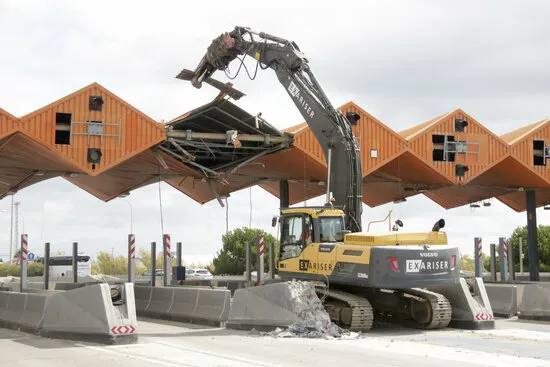 Comença l'enderroc de l'estructura dels peatges de la C-32