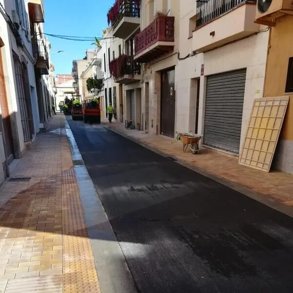 El carrer Sant Sebastià queda asfaltat i pendent de les tasques d’imprimació