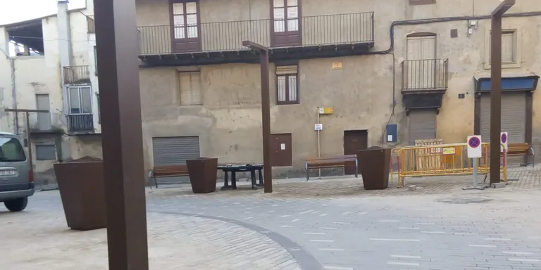 La plaça de l'Arbre de Castellciutat ja té nova imatge