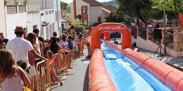 ‘La Petita’ es refresca amb el Súper Tobogan d’aigua
