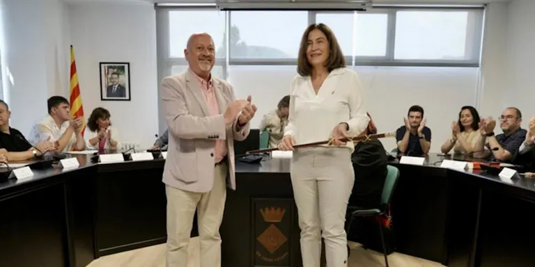 Carme Salamaña (Junts) es converteix en alcaldessa de Santa Coloma de Farners