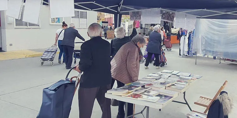Almenar apropa la lectura als barris amb la biblioteca itinerant