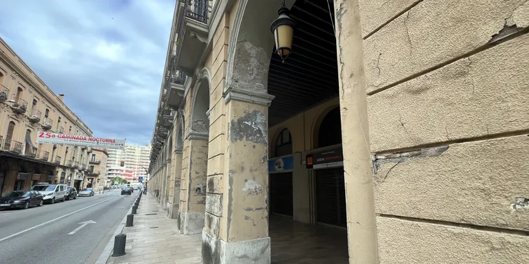 L'Ajuntament de la Bisbal d'Empordà proposa als propietaris cedir l'emblemàtica façana de Les Voltes per rehabilitar-la