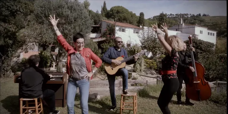 El cantautor solsoní Roger Mas publica avui el clip de la cançó "Amb la polla i amb l'ou", amb la participació de Carme Ruscalleda