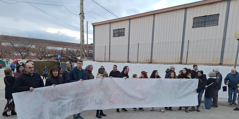 Xiulades al president Illa contra la possible supressió de línies públiques en centres educatius