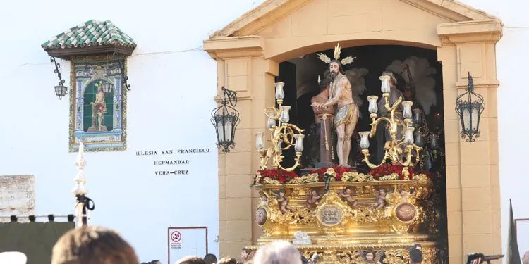 La hermandad de la Vera-Cruz, el pregonero de los Milagros y el cuadro de la calle Menéndez Pelayo, en el estreno de ‘Semana Santa en la Campiña’