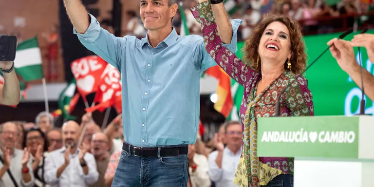 El CIS situa el PSOE (32,6%) a 10,2 punts del PP (22,4%), amb Vox (18,8%) creixent i Sumar (7,1%) i Podem (4%) baixant