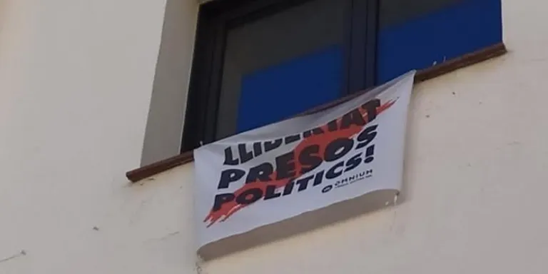 ERC-JxP penja una pancarta a l'Ajuntament per la llibertat dels presos i el govern del PSC la fa treure