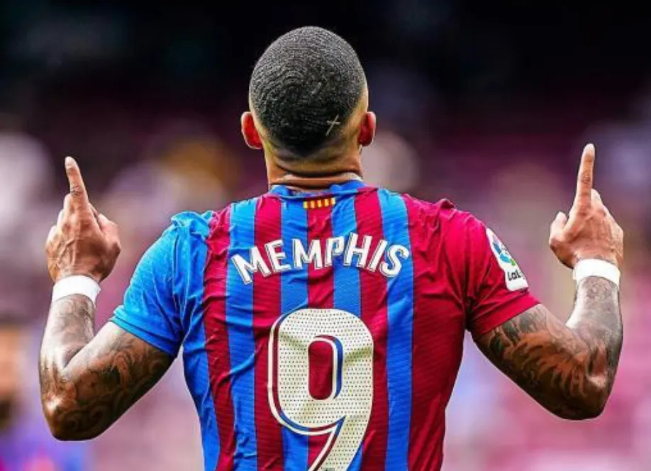 El club treu el 9 de Memphis i l’assigna a Lewandowski