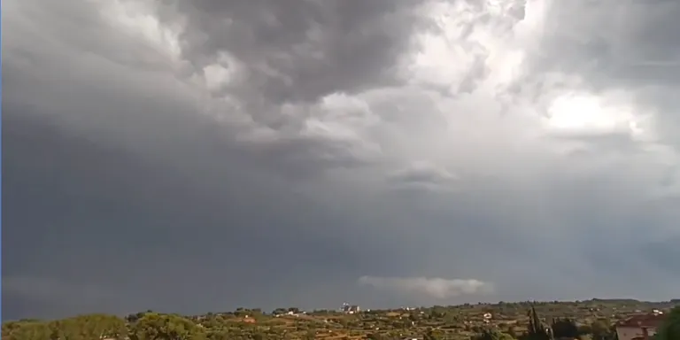 Els Bombers reben més de 100 trucades per la forta tempesta amb pedregada
