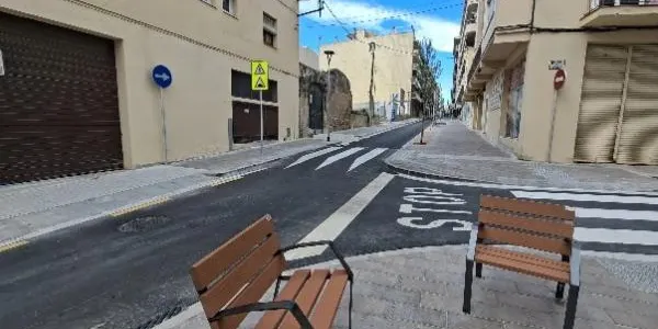 La reforma del carrer Filadors de Torredembarra culmina amb la instal·lació del mobiliari urbà