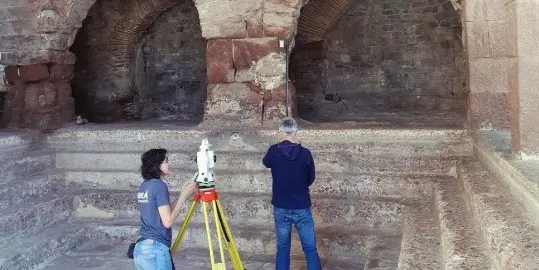 Comencen els treballs previs per frenar la degradació de les columnes de les Termes Romanes
