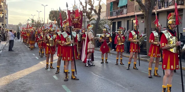 Devoció i tradició en una Processó a Pineda que un any més va omplir els carrers de participants i visitants