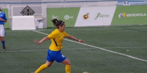 La futbolista Helena Blanes aposta per tornar a competir a la Preferent Femenina