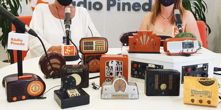 La pinedenca Manoli Andreu ha donat a Ràdio Pineda una col·leccíó de miniatures de ràdios antigues