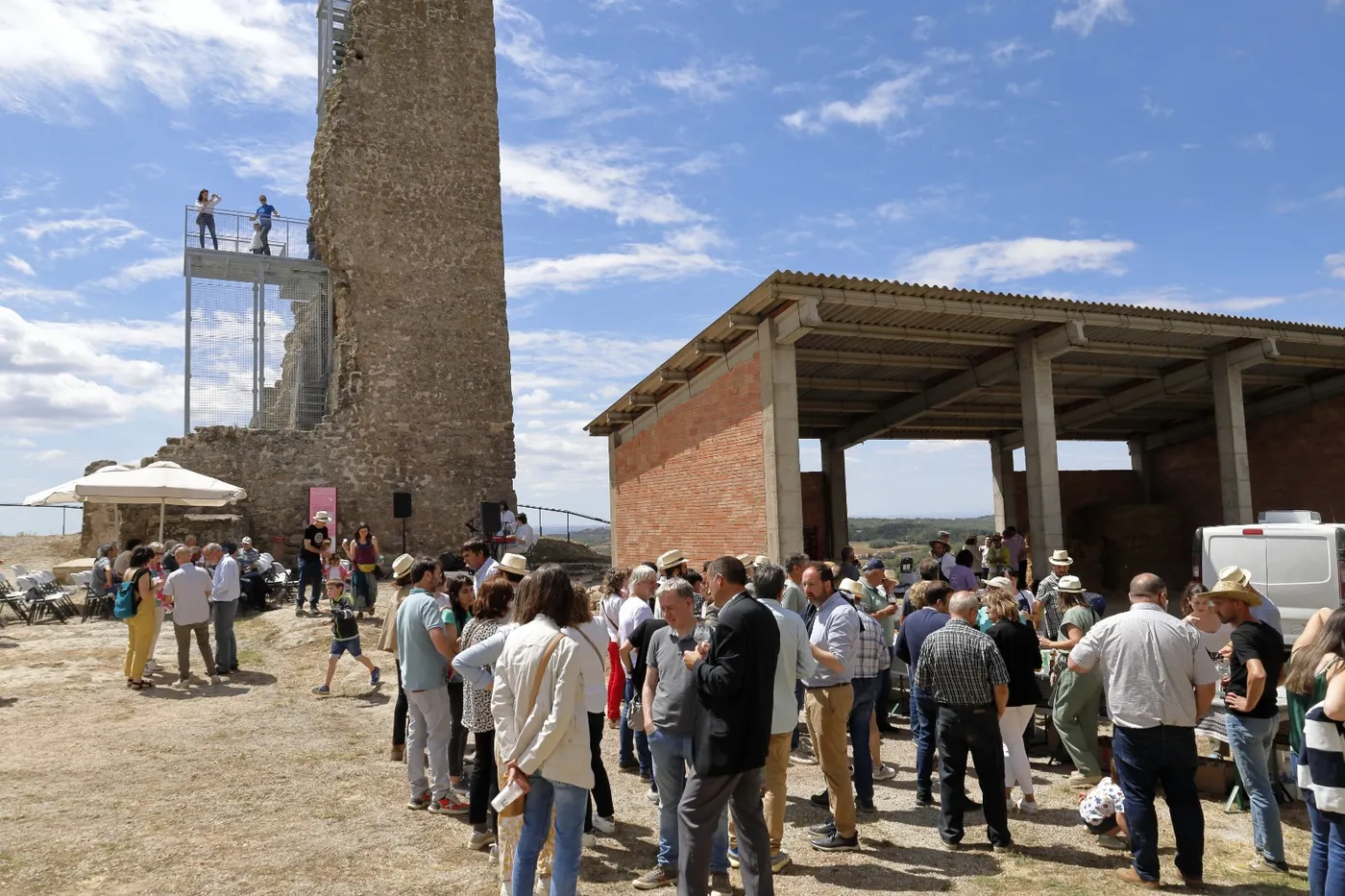 Llobera inaugura la restauració de la Torre de Peracamps