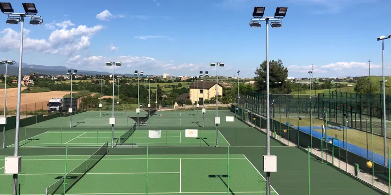 Les úniques instal·lacions municipals a l'aire lliure que obren portes són les pistes de tennis