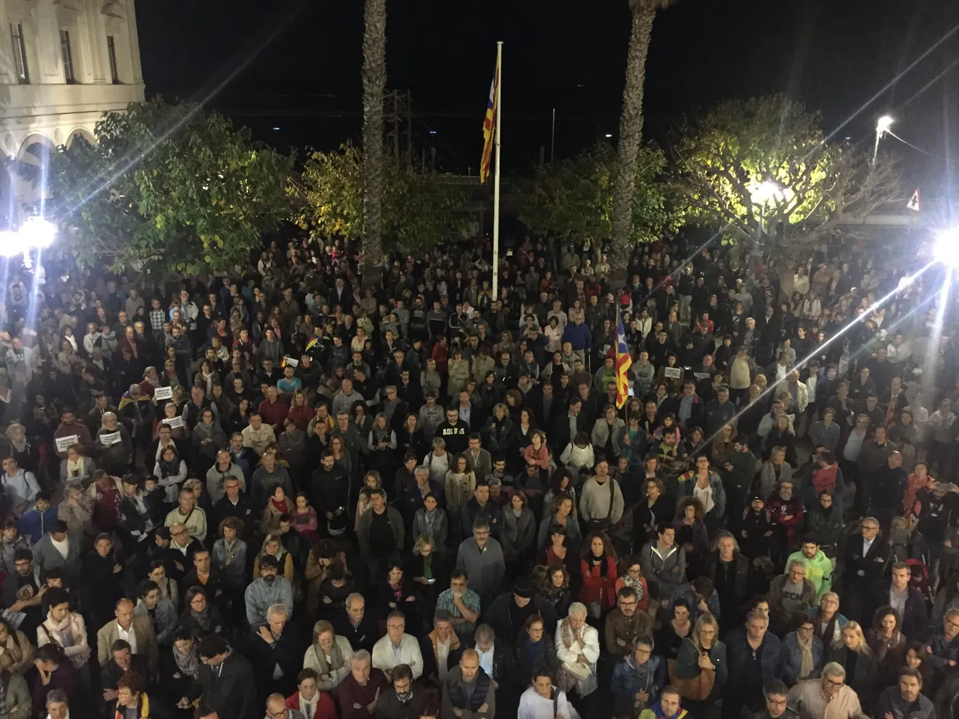 Un mes sense els Jordis: concentració a la plaça de l’Ajuntament