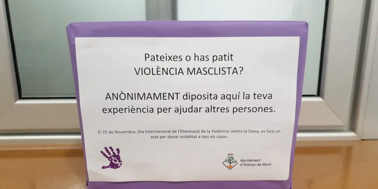 Unes bústies liles recullen casos anònims de violència vers les dones com a commemoració del 25N