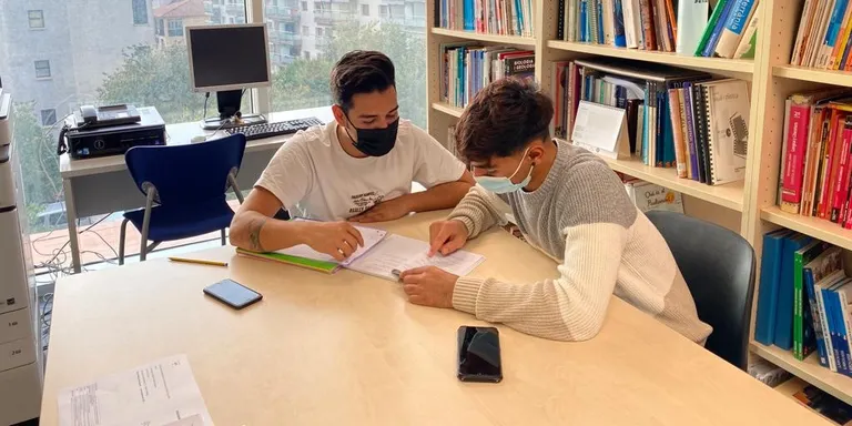 L’Escola d’Adults enceta dos programes que aprofiten la diversitat dels seus alumnes