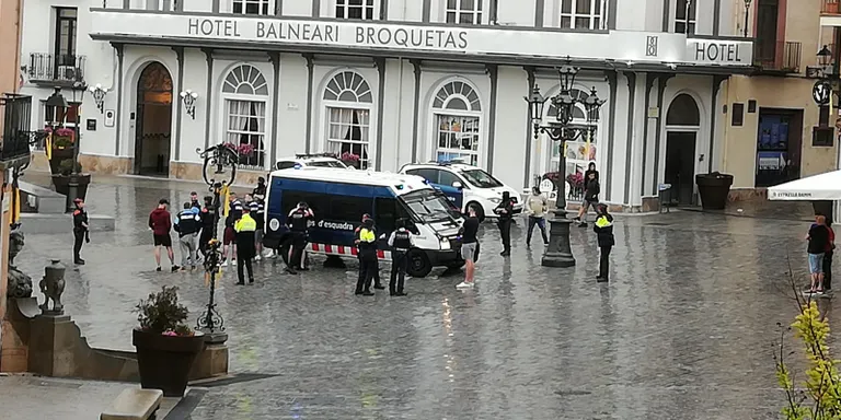 Un grup de turistes sota els efectes de l'alcohol van provocar divendres diversos alderulls al casc antic de Caldes