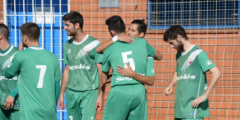 Nova victòria i amb golejada del Club Futbol Caldes aquest cap de setmana. Empat a l'hoquei i derrotes al bàsquet calderí