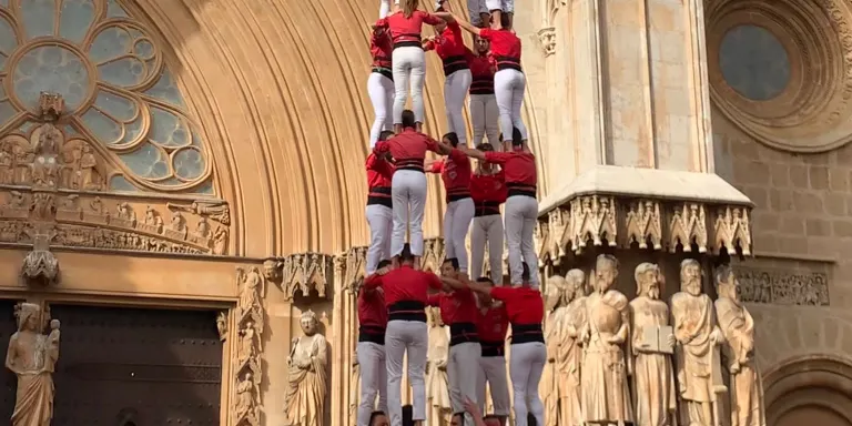 Els Castellers de Vilafranca es llueixen al Pla de la Seu i la Joves de Valls completa una bona actuació